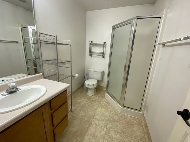 Building Photo - "2-Bedroom Townhouse with 2 Full Baths in the Heart of Saint George - Spacious 1,290 Sq. Ft. Retr...