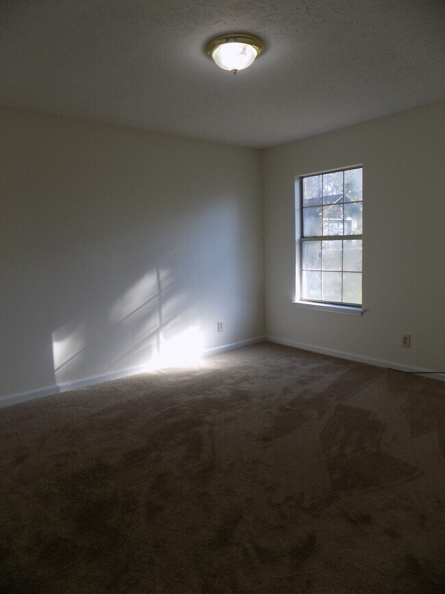 Building Photo - 3 Bedroom Home Close to Georgia Southern's...