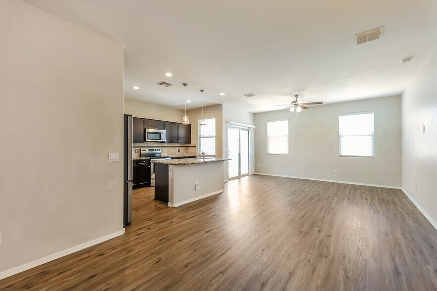 Building Photo - 2444 W Tamarisk Ave