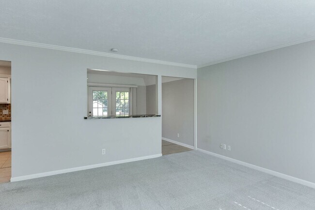 Building Photo - Large home in quiet neighborhood
