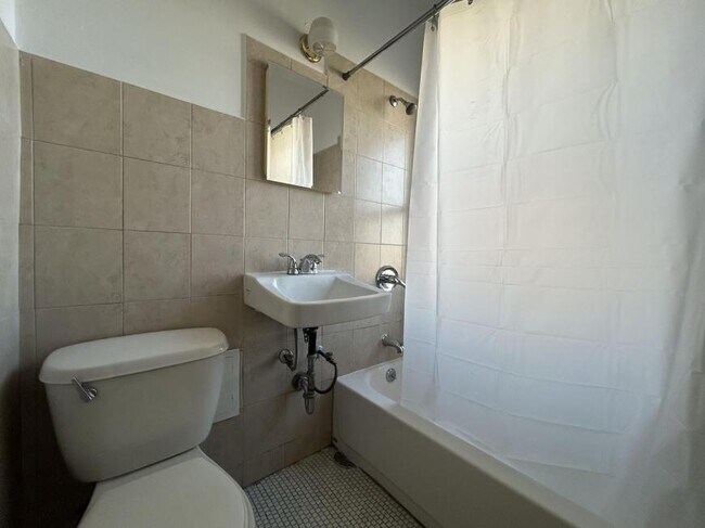Building Photo - 0 bedroom in Chicago IL 60646