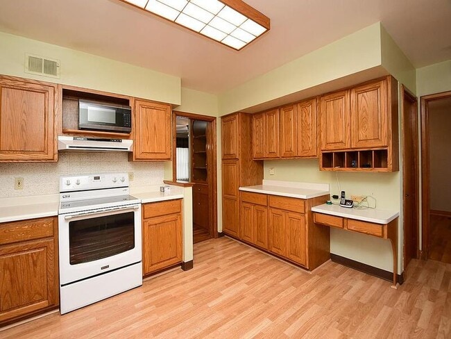 Building Photo - 405 E 5th St