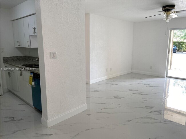 Building Photo - 733 Riverside Dr