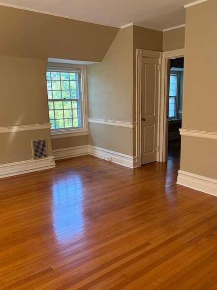 Room 2 - 7709 Cherokee St