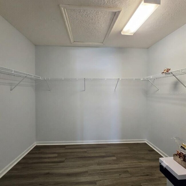 Building Photo - 1561 Chelsea Dr