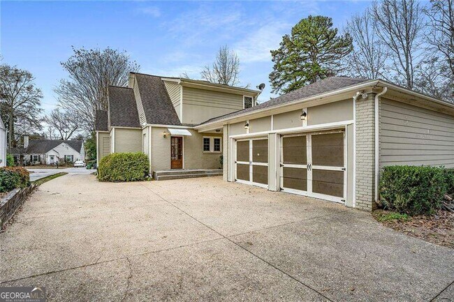 Building Photo - 2918 N Hills Dr NE