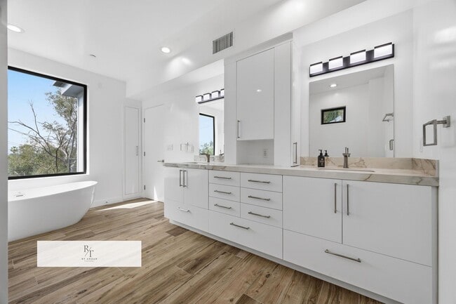 Building Photo - Luxury Modern Living with Stunning LA Skyline Views