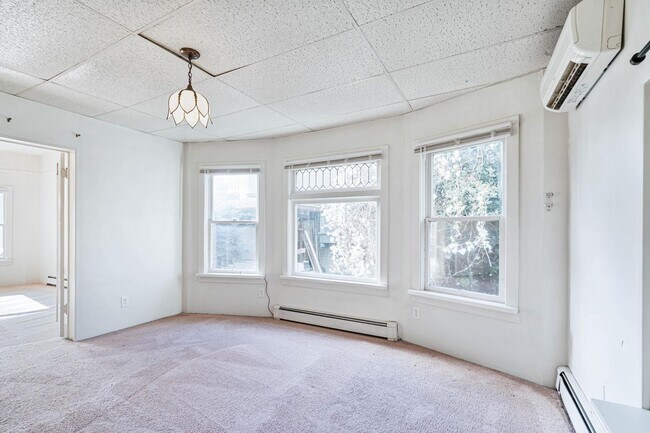 Building Photo - Charming 1-bdrm/1-bath in 1900s Victorian triplex—Prime location, shared laundry & yard