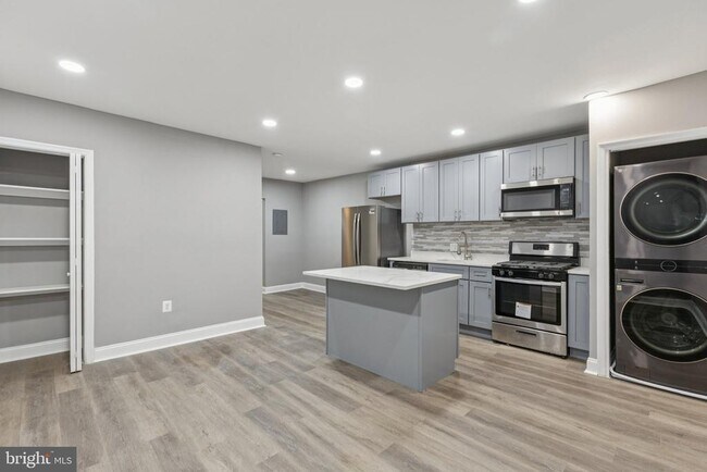 Building Photo - 405 34th St SE