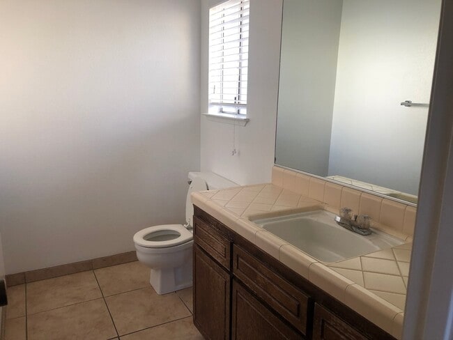 Building Photo - 464 N Cherry St