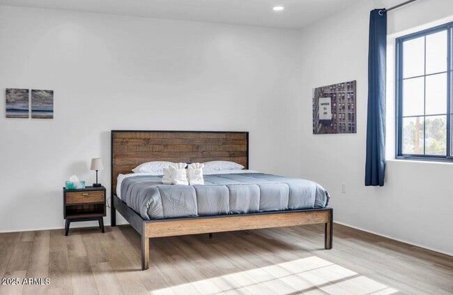 Building Photo - 842 S Farmer Ave