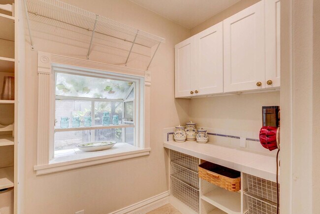 Building Photo - 2105 S Fillmore St