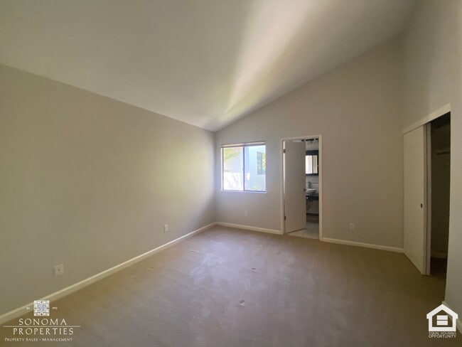 Building Photo - 2BD/2BA Upper-Level Condo on Sonoma's East...