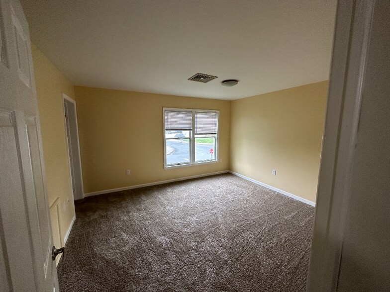 Building Photo - 203 Poplar Dr