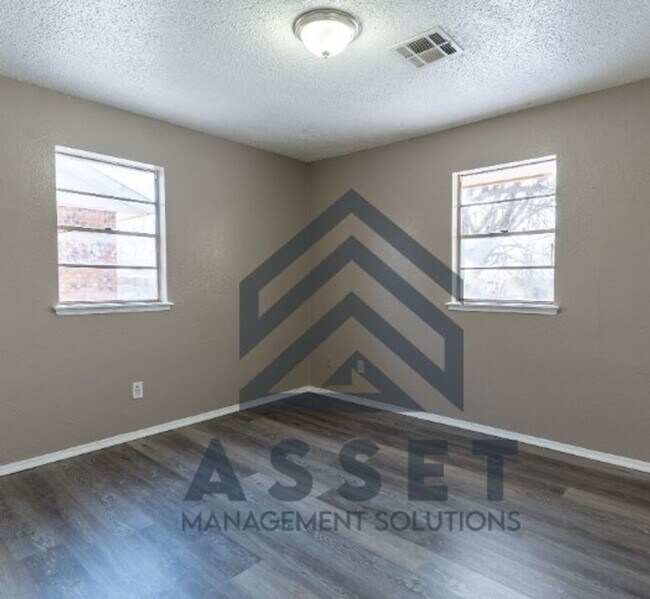 Building Photo - Spacious 5-Bedroom Home Near Tinker AFB and Local Parks