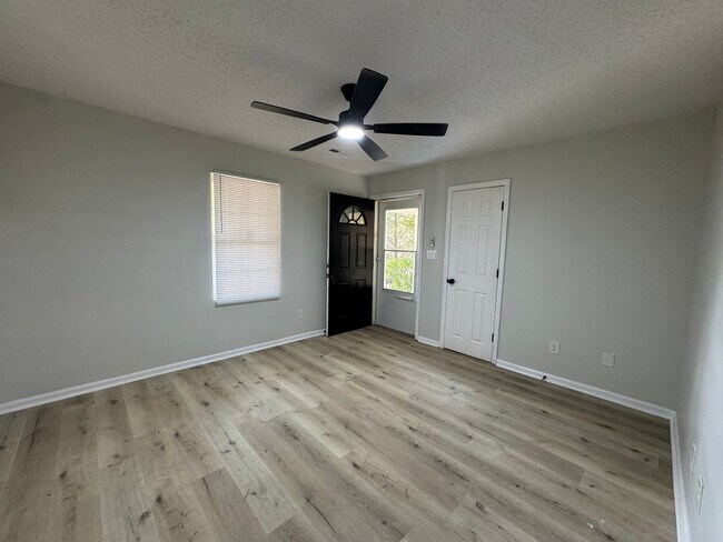 Building Photo - 3bed/2bath freshly renovated home!