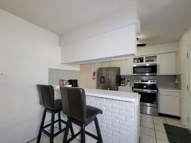 Building Photo - Two bedrooms two 1/2 bath townhome on Galv...