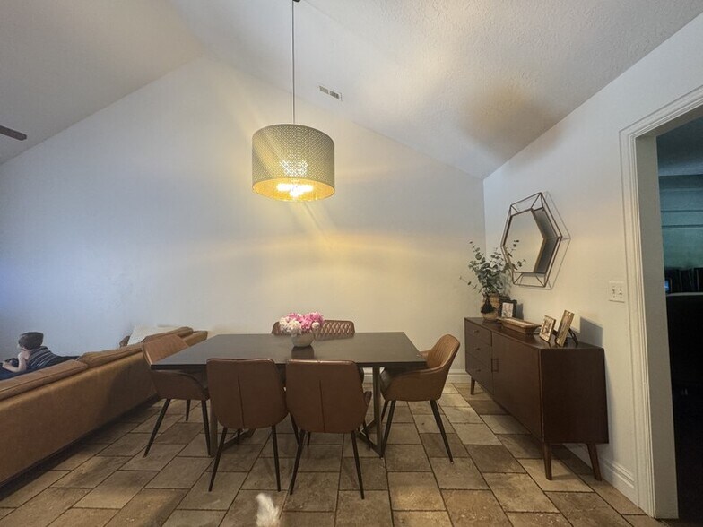 Building Photo - 183 650 W