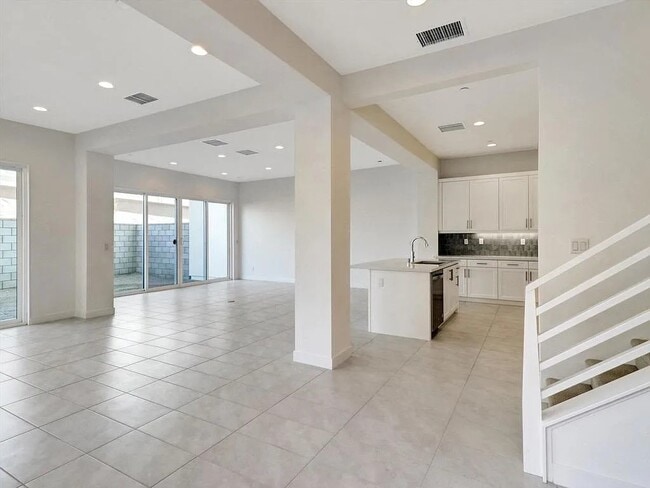 Building Photo - 6574 Tesla Ln