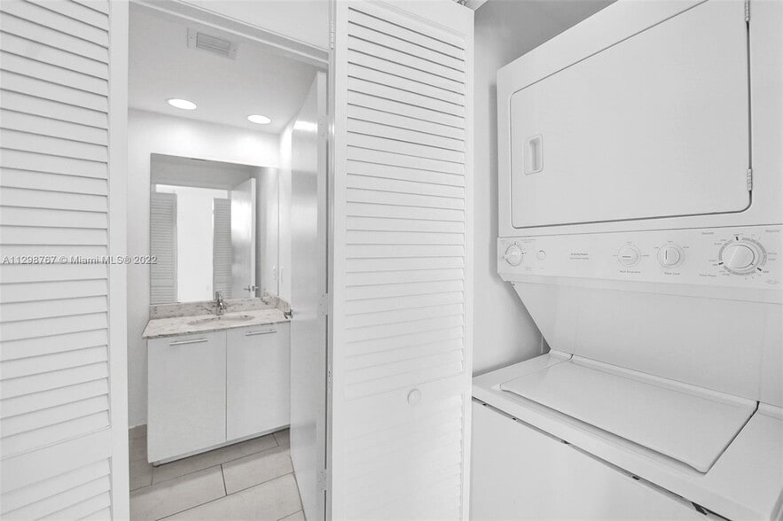 Building Photo - 950 Brickell Bay Dr