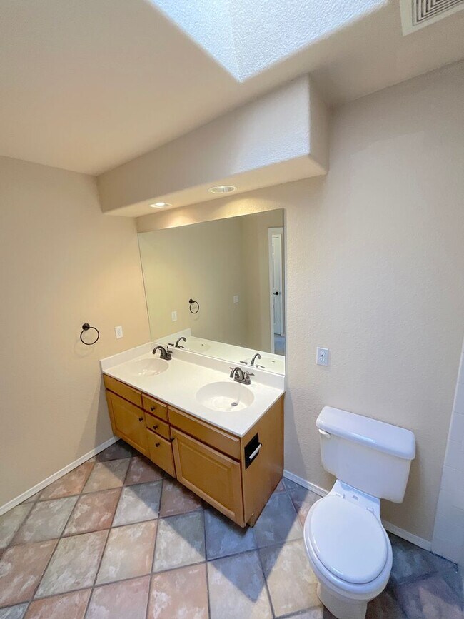 Building Photo - 5 Bedroom Home Available Near Rangewood Dr & Vickers Dr!