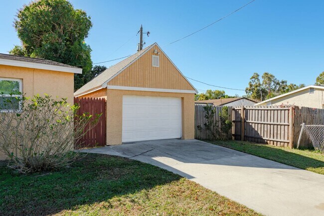 Building Photo - Renovated Home near the Beaches