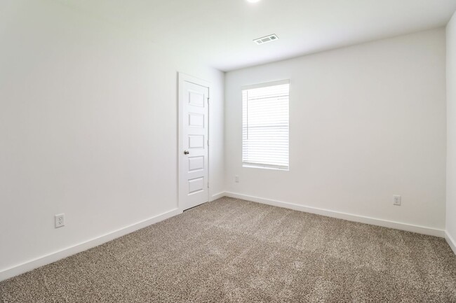 Building Photo - 110 E Fredonia Ct