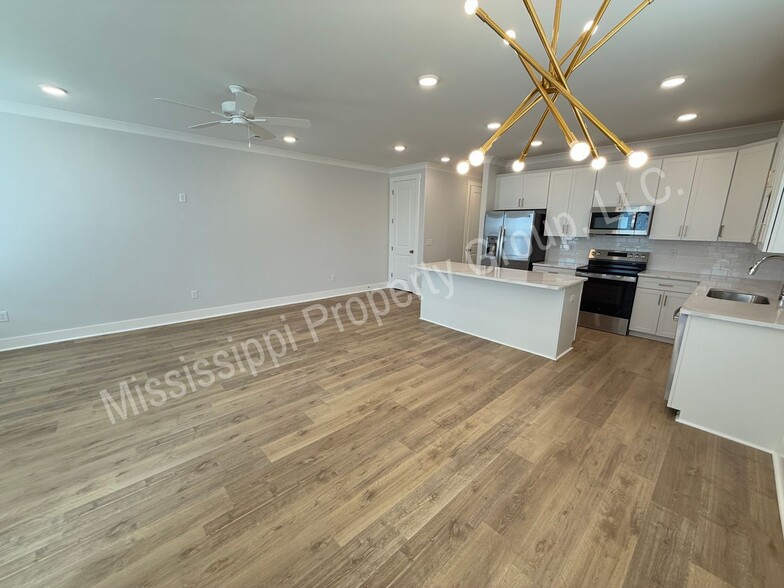 Building Photo - 611 Miramar Ln