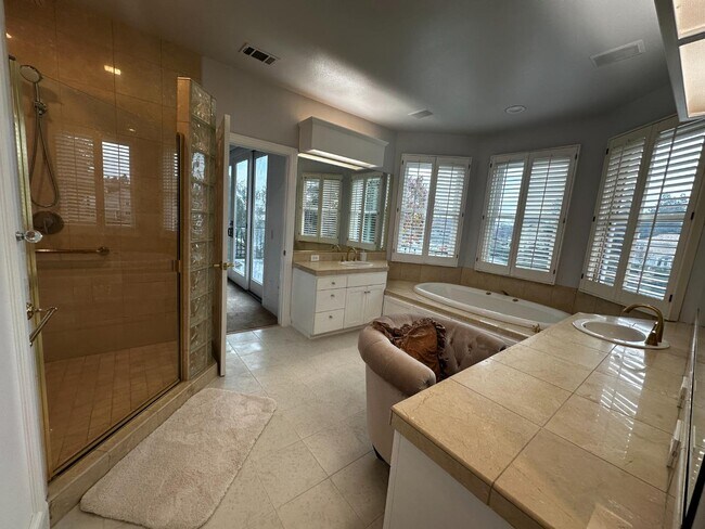 Building Photo - 4824 Longcove Dr