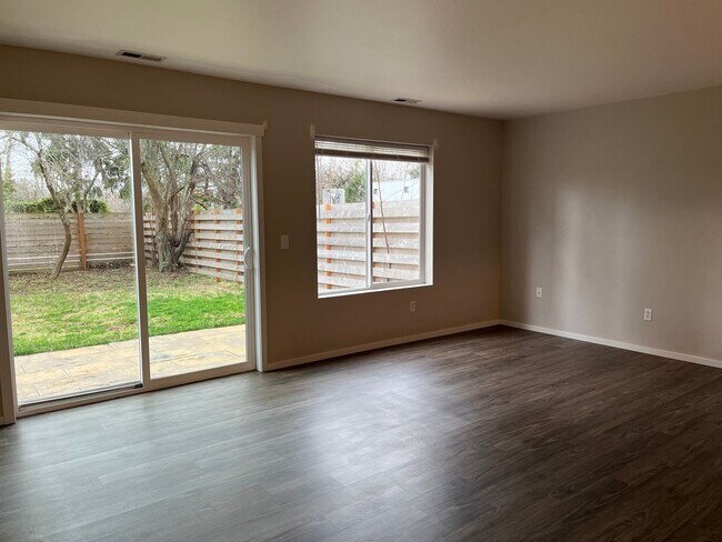 Building Photo - 3 Bed, 2 Bath Home- Fenced Back Yard!