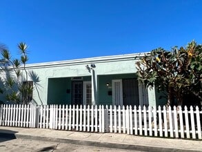 Building Photo - Retro Style Two Bedroom, Centrally Located