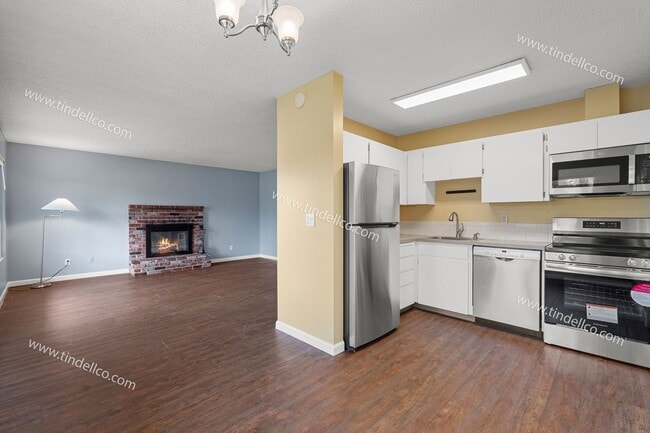 Building Photo - Cozy 2-Bedroom Duplex with Water/Sewer/Garbage & Lawncare  Included!