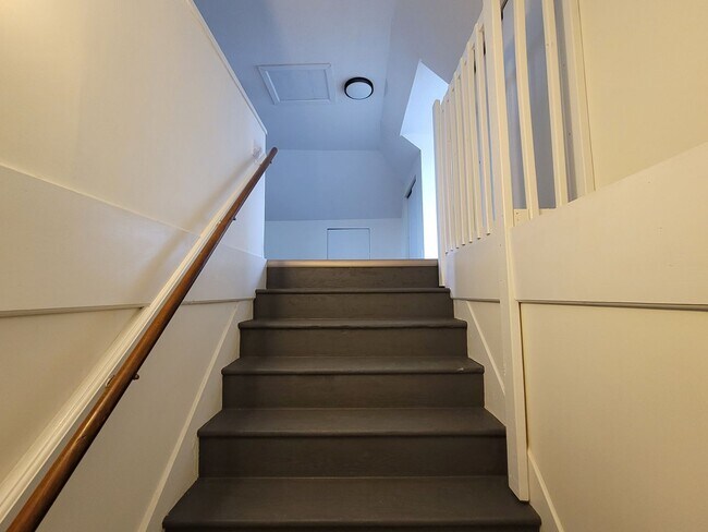 Building Photo - 510 W 5th St