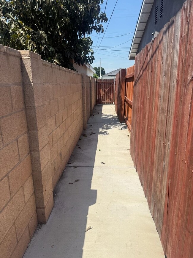 Building Photo - Beautiful and Well Kept 3-Bedroom House fo...