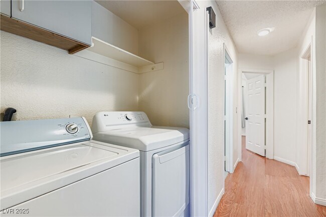 Building Photo - 3217 Symphony Dr