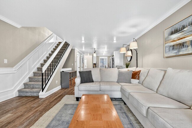 Building Photo - Two Bedroom Townhome W/ Garage!