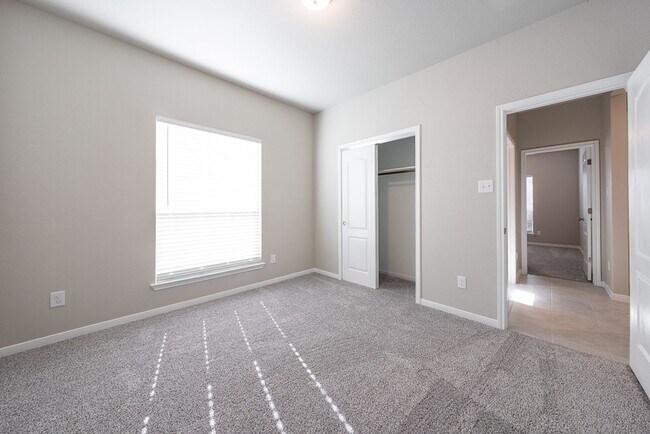 Building Photo - Stunning 4-Bedroom Home in Villages of Wes...