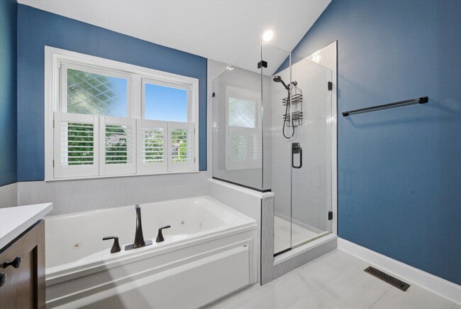Building Photo - Spacious 4-Bedroom Home with Finished Basement and Modern Upgrades in Grayslake