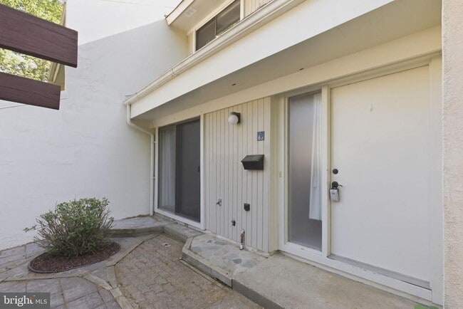 Building Photo - 2369 Southgate Square