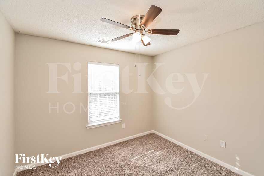 Building Photo - 622 Skyline Dr