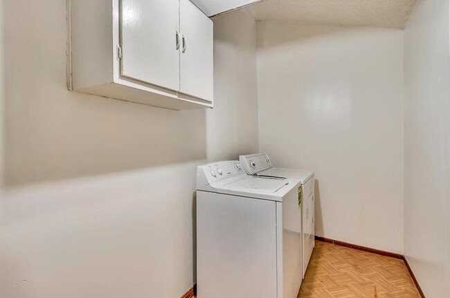 Building Photo - 4886 Maureen Cir