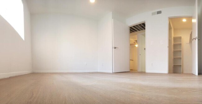 Building Photo - 1 bedroom in North Hollywood CA 91601