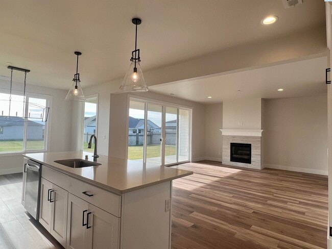 Building Photo - FOR RENT West Village Rambler with RV Bay
