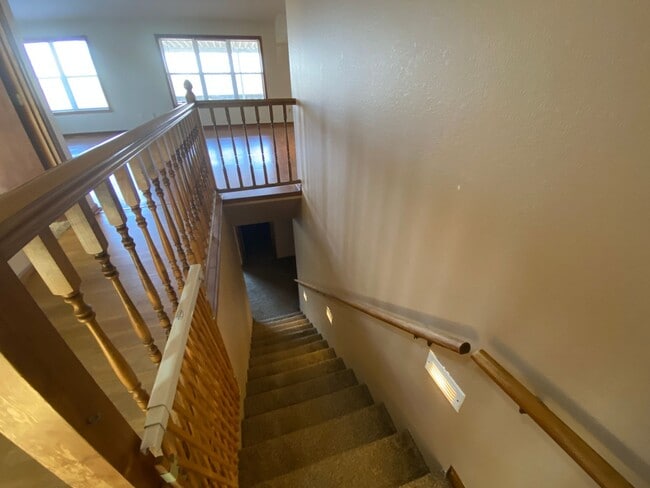 Building Photo - Large 4 Bed /  2 Bath Home
