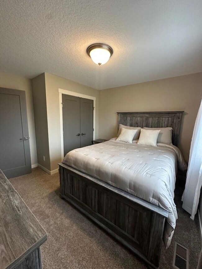 Building Photo - 5 bedrooms 3 bathrooms and a 3-car garage