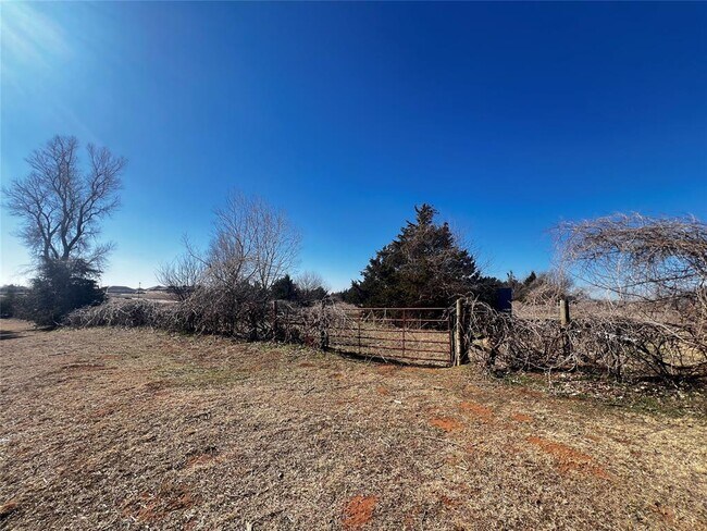 Building Photo - 819 Crystal Ln