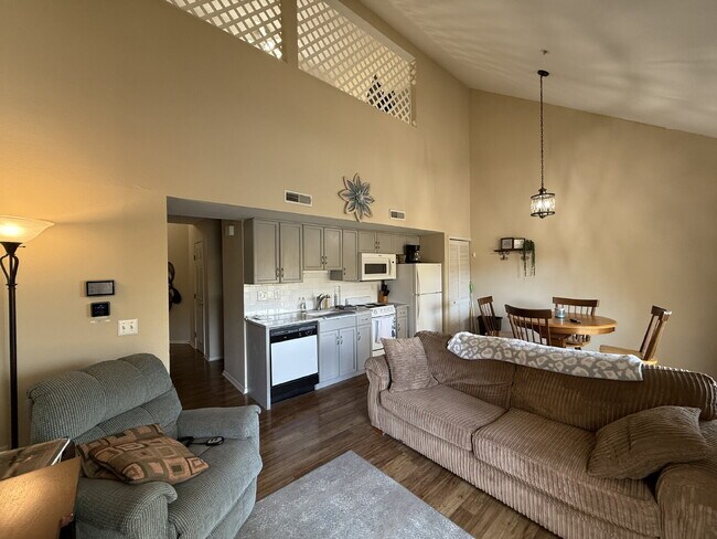 Building Photo - Penthouse Fully Furnished - Lakeview 2 Bed...