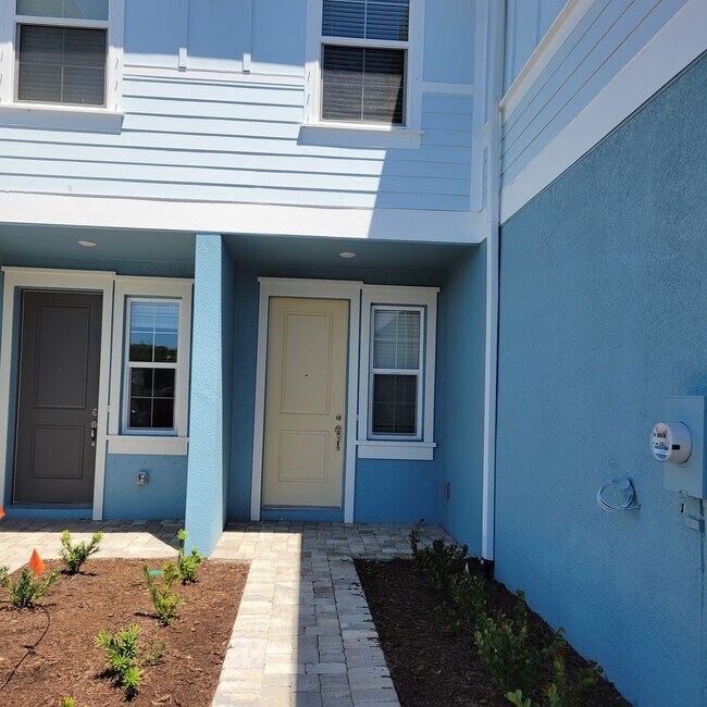 Building Photo - Annual UNfurnished almost BRAND NEW townho...