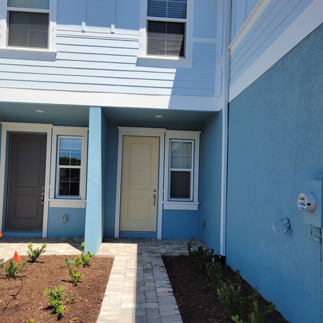 Building Photo - Annual UNfurnished almost BRAND NEW townhome just south of University and Lockwood Ridge!