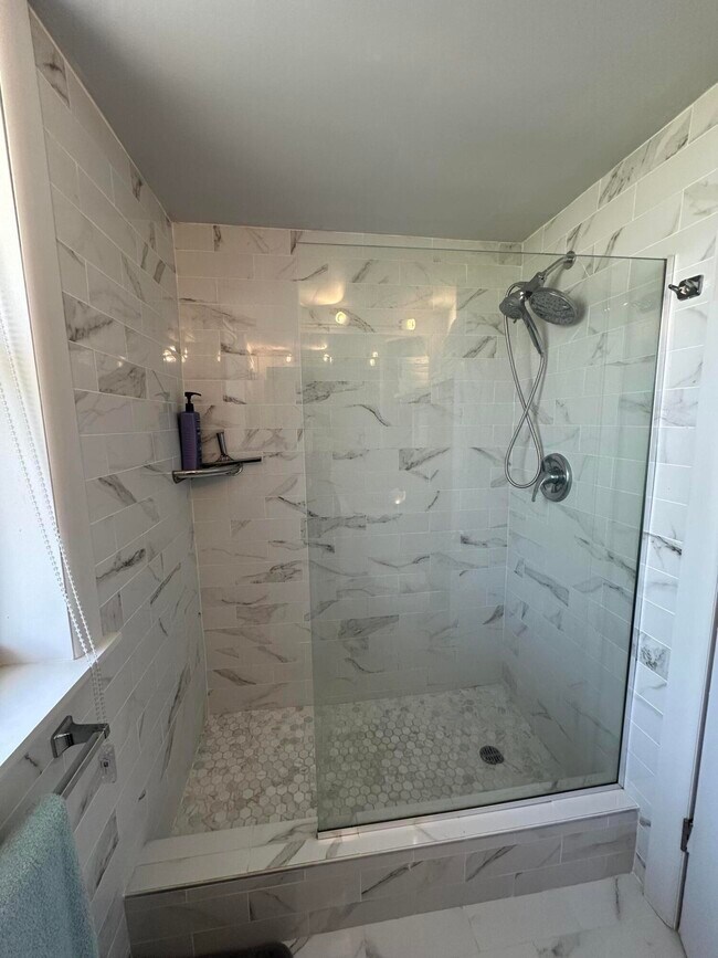 Building Photo - 1221 Hillsboro Mile